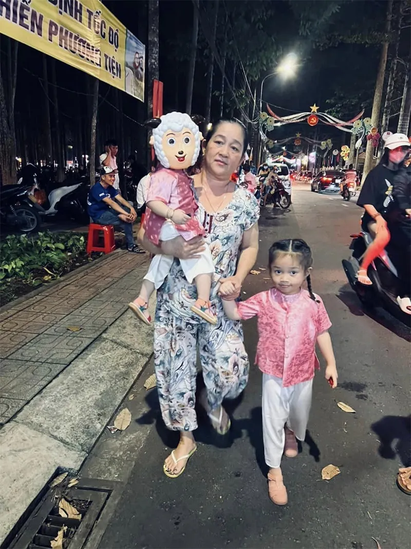 le-duong-bao-lam-nghen-ngao-ke-chuyen-niem-phat-de-cuu-me-5