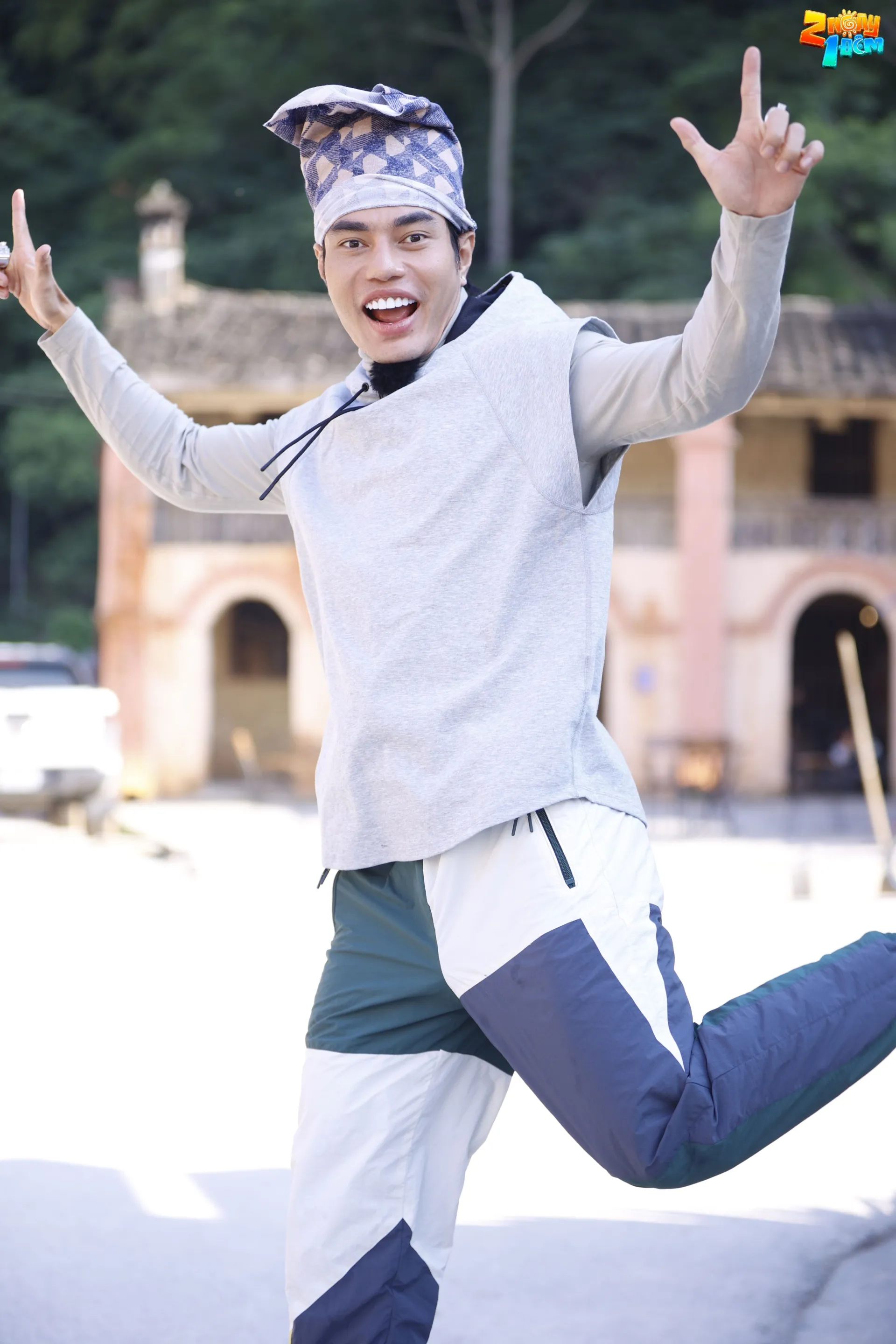 le-duong-bao-lam-nghen-ngao-ke-chuyen-niem-phat-de-cuu-me-9