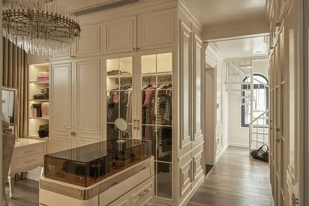 le-quyen-he-lo-phong-thay-do-trieu-do-hoanh-trang-xung-danh-dai-gia-7