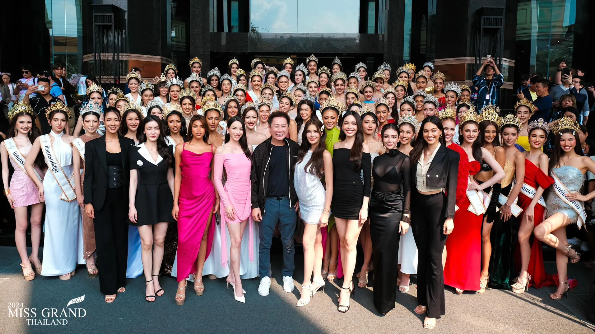 thi-sinh-thi-hoa-hau-di-xe-cuu-thuong-den-cho-thi-gay-tranh-cai-5