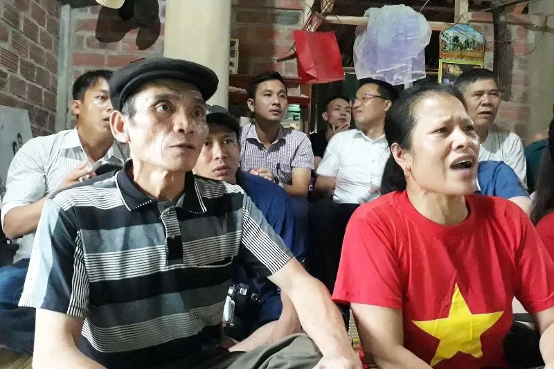 bui-tien-dung-mac-ao-tang-xuc-dong-dap-dau-dua-bo-ve-noi-chin-suoi-5