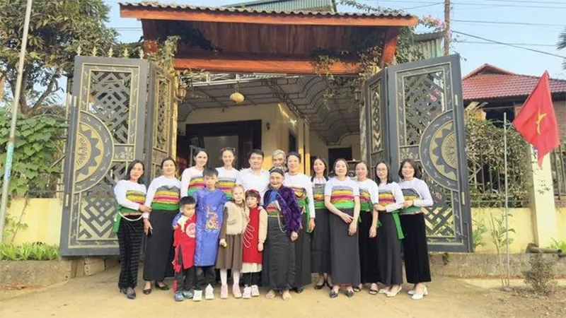 bui-tien-dung-mac-ao-tang-xuc-dong-dap-dau-dua-bo-ve-noi-chin-suoi-9