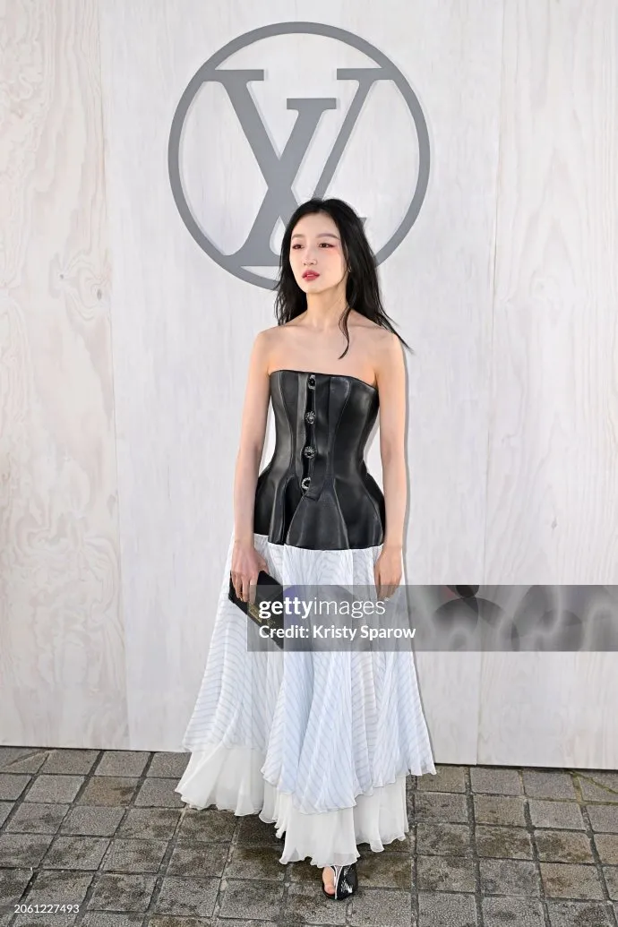 chau-dong-vu-bi-phu-ba-to-mac-benh-ngoi-sao-thai-do-xac-lao-5