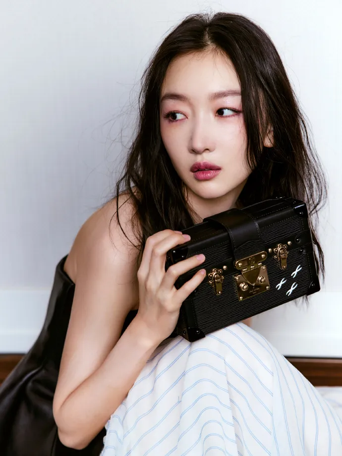 chau-dong-vu-bi-phu-ba-to-mac-benh-ngoi-sao-thai-do-xac-lao-8