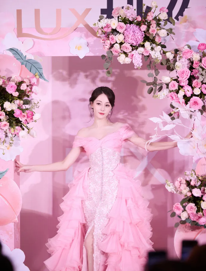 dich-le-nhiet-ba-bat-chuoc-han-so-hee-nhung-bi-che-manh-8