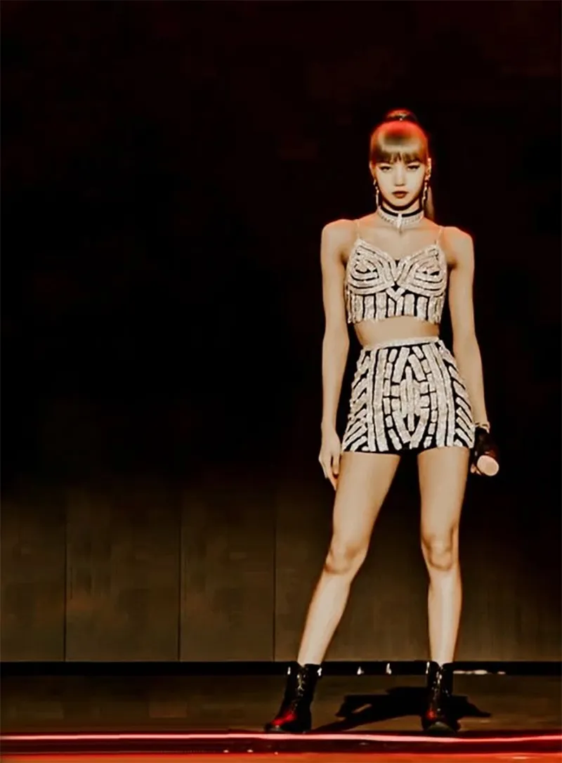 lisa-blackpink-khoe-body-ti-le-vang-khien-bao-nguoi-me-met-12