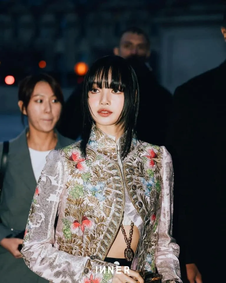 lisa-blackpink-khoe-body-ti-le-vang-khien-bao-nguoi-me-met-2