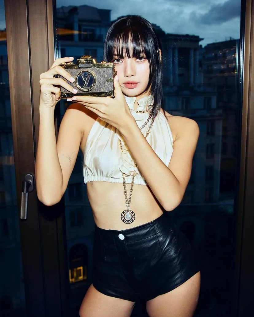 lisa-blackpink-khoe-body-ti-le-vang-khien-bao-nguoi-me-met-5
