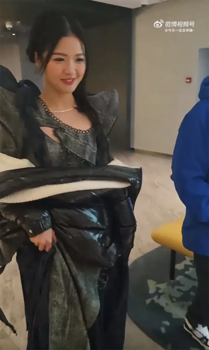 suni-ha-linh-duoc-fan-trung-vay-kin-weibo-sap-can-moc-1000-fan-1