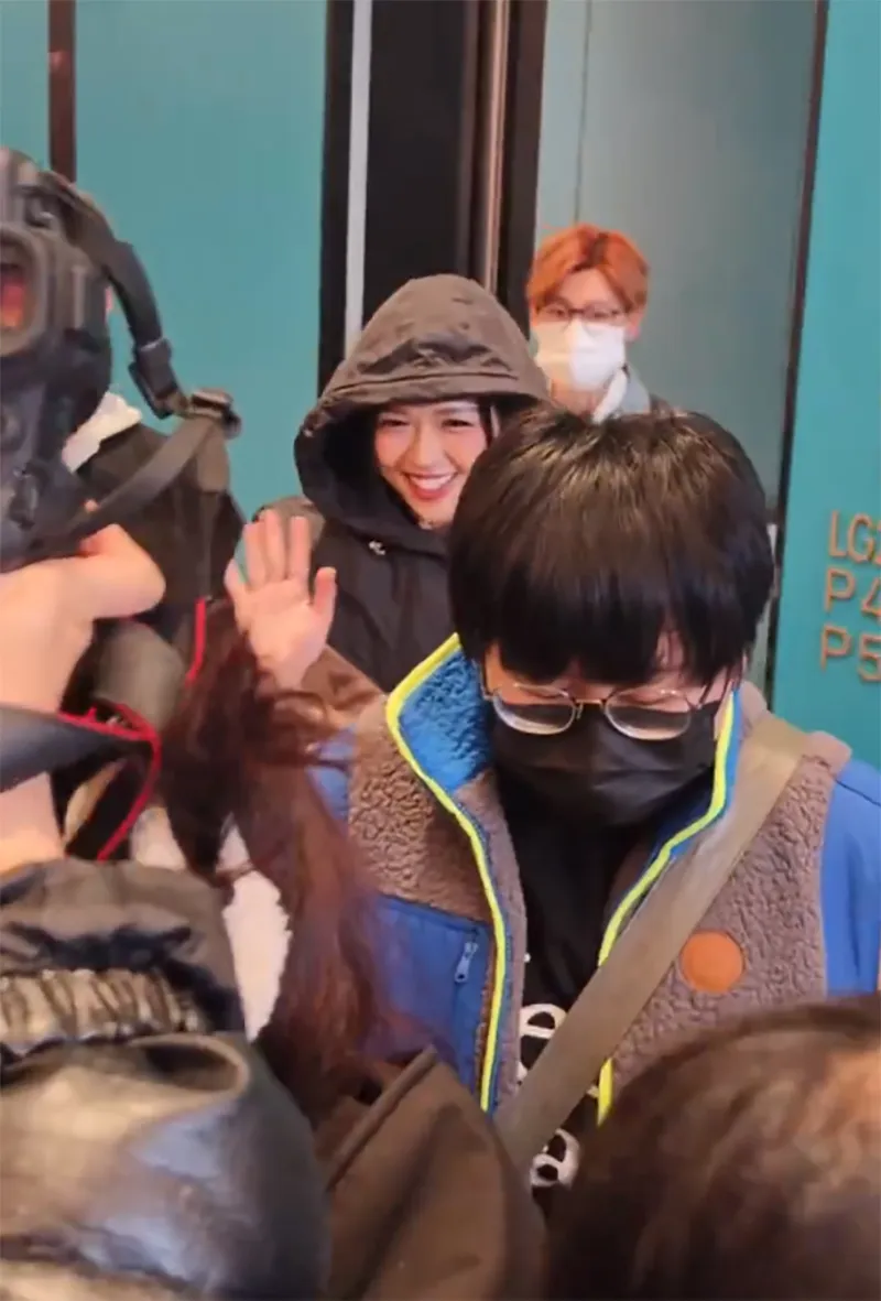 suni-ha-linh-duoc-fan-trung-vay-kin-weibo-sap-can-moc-1000-fan-2