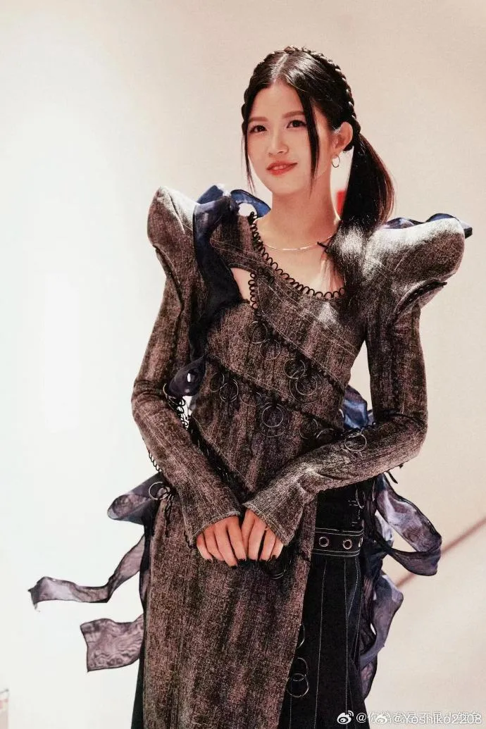 suni-ha-linh-duoc-fan-trung-vay-kin-weibo-sap-can-moc-1000-fan-6