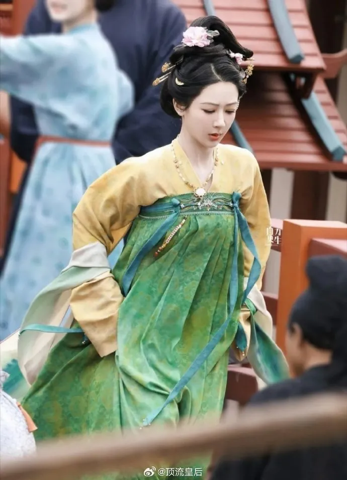 fan-cua-duong-tu-va-trieu-lo-tu-tranh-cai-ai-dep-hon-vi-dung-tao-hinh-1