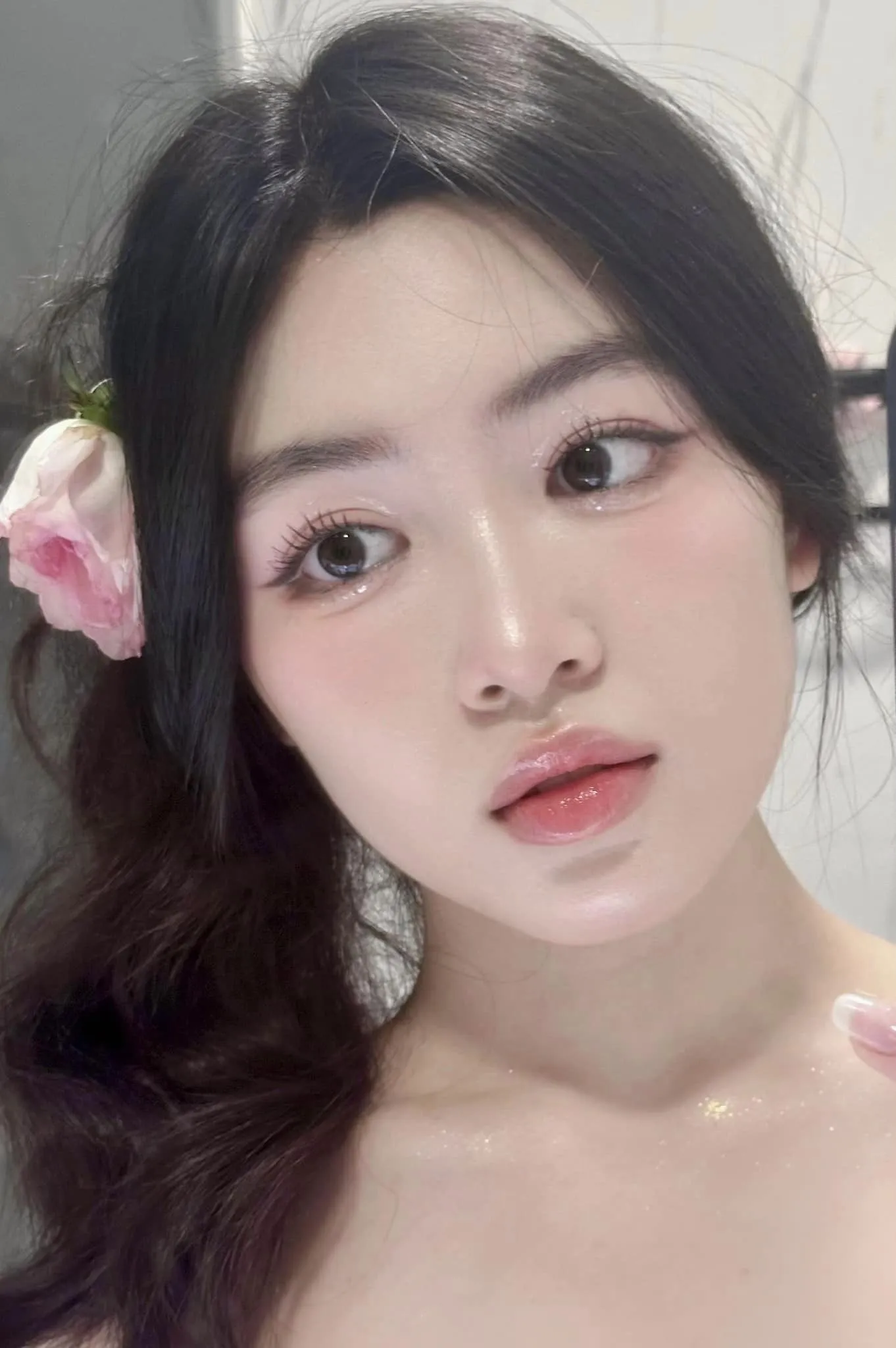 lo-lem-con-gai-mc-quyen-linh-dep-trong-veo-nhu-tieu-luu-diec-phi-1