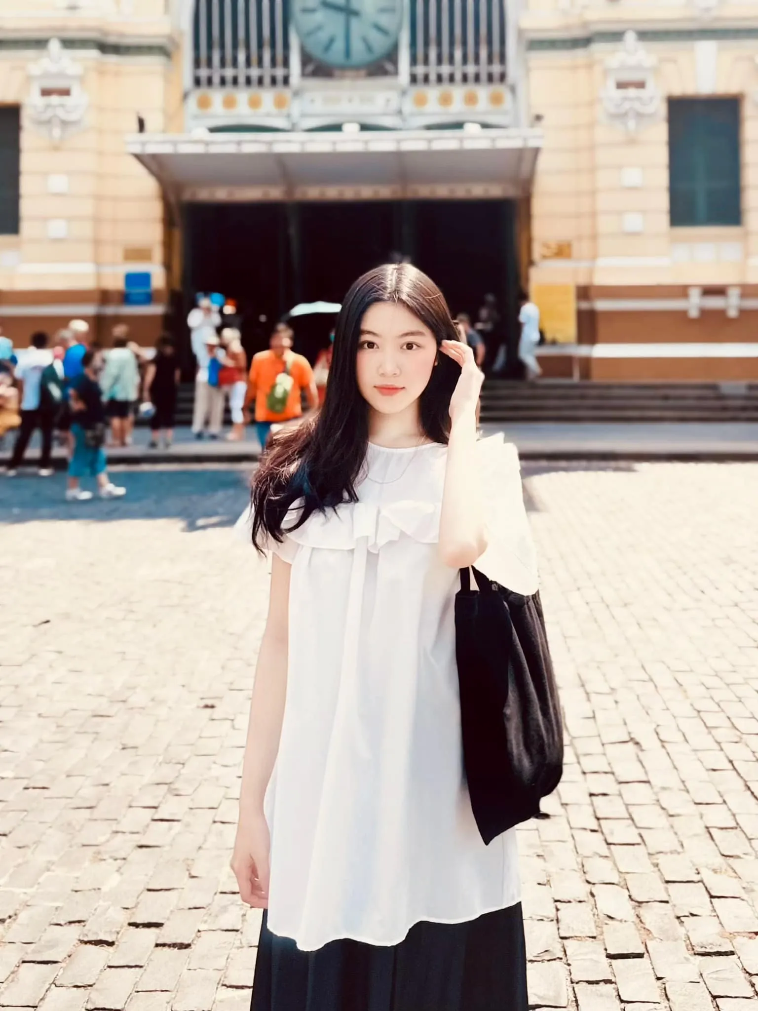 lo-lem-con-gai-mc-quyen-linh-dep-trong-veo-nhu-tieu-luu-diec-phi-8