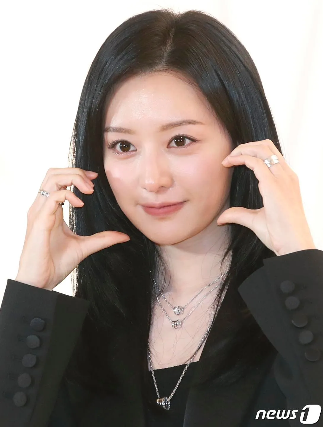 lisa-blackpink-hon-gio-mingyu-seventeen-phan-ung-khong-ngo-13