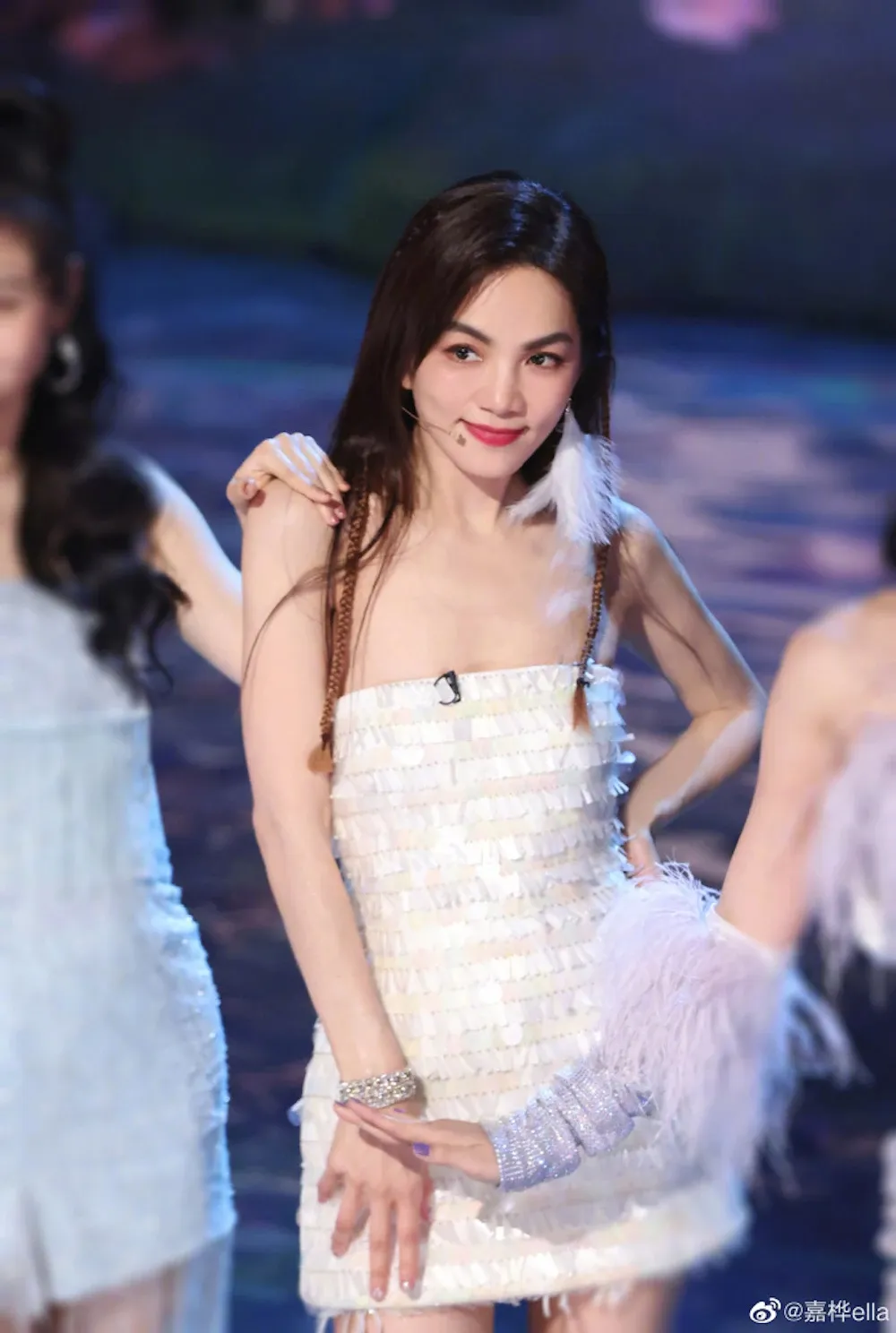 ella-tran-gia-hoa-gay-tranh-cai-vi-thoi-quen-khong-mac-gi-o-nha-3