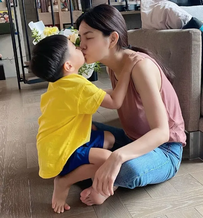ella-tran-gia-hoa-gay-tranh-cai-vi-thoi-quen-khong-mac-gi-o-nha-7