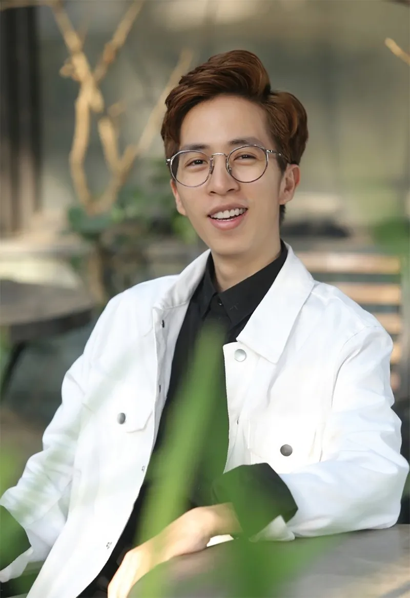 nam-em-co-dau-hieu-pham-luat-khi-treo-ban-cong-luc-livestream-12