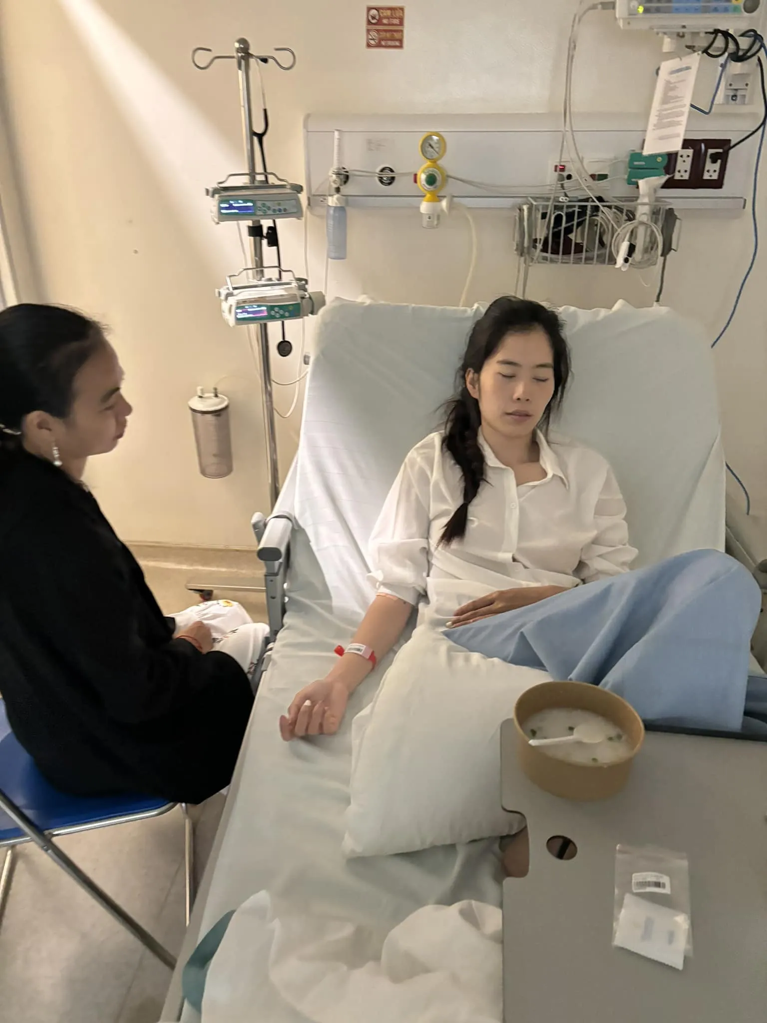 nam-em-co-dau-hieu-pham-luat-khi-treo-ban-cong-luc-livestream-5