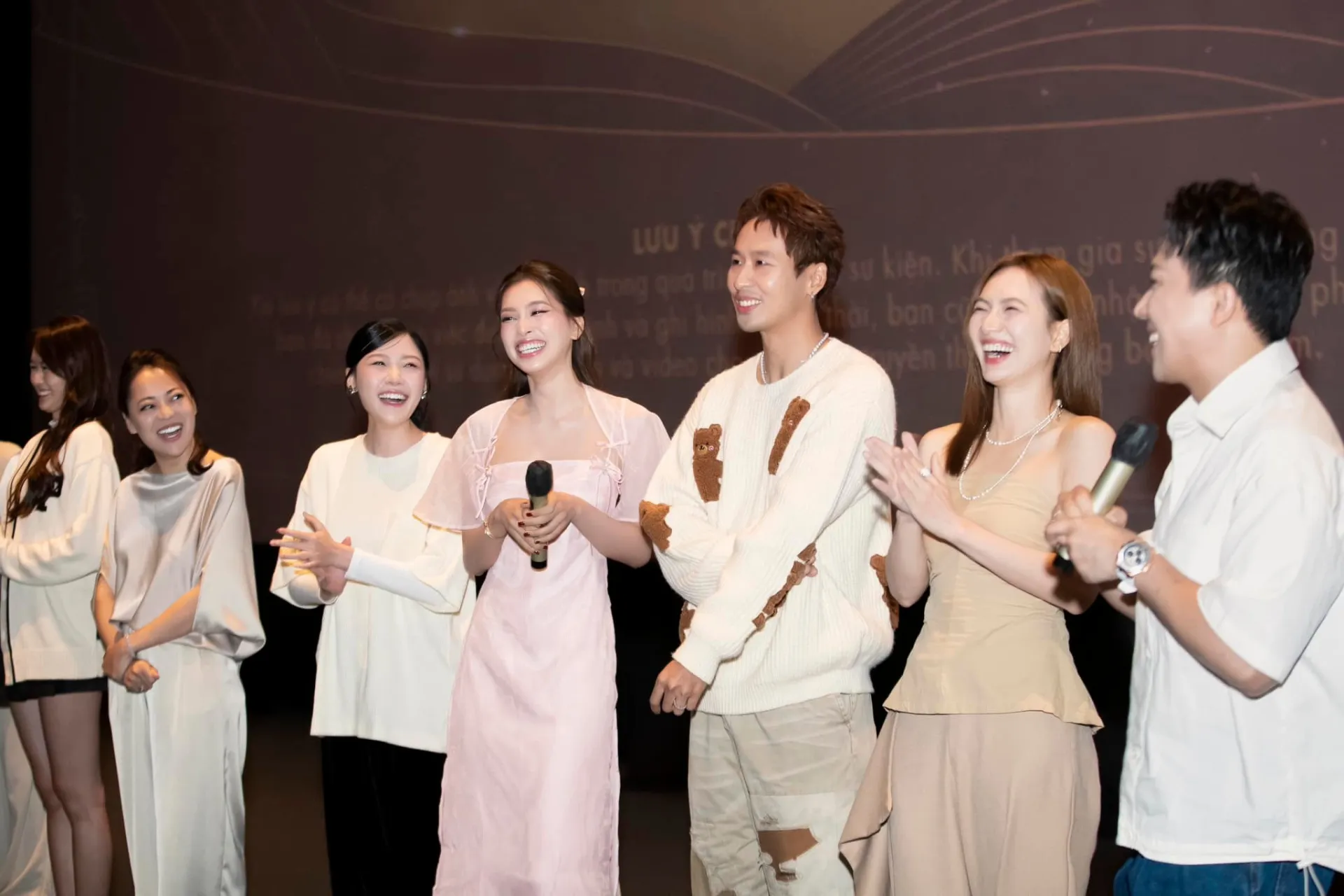 tuan-tran-phuong-anh-dao-vang-mat-trong-buoi-cong-chieu-phim-mai-o-my-13