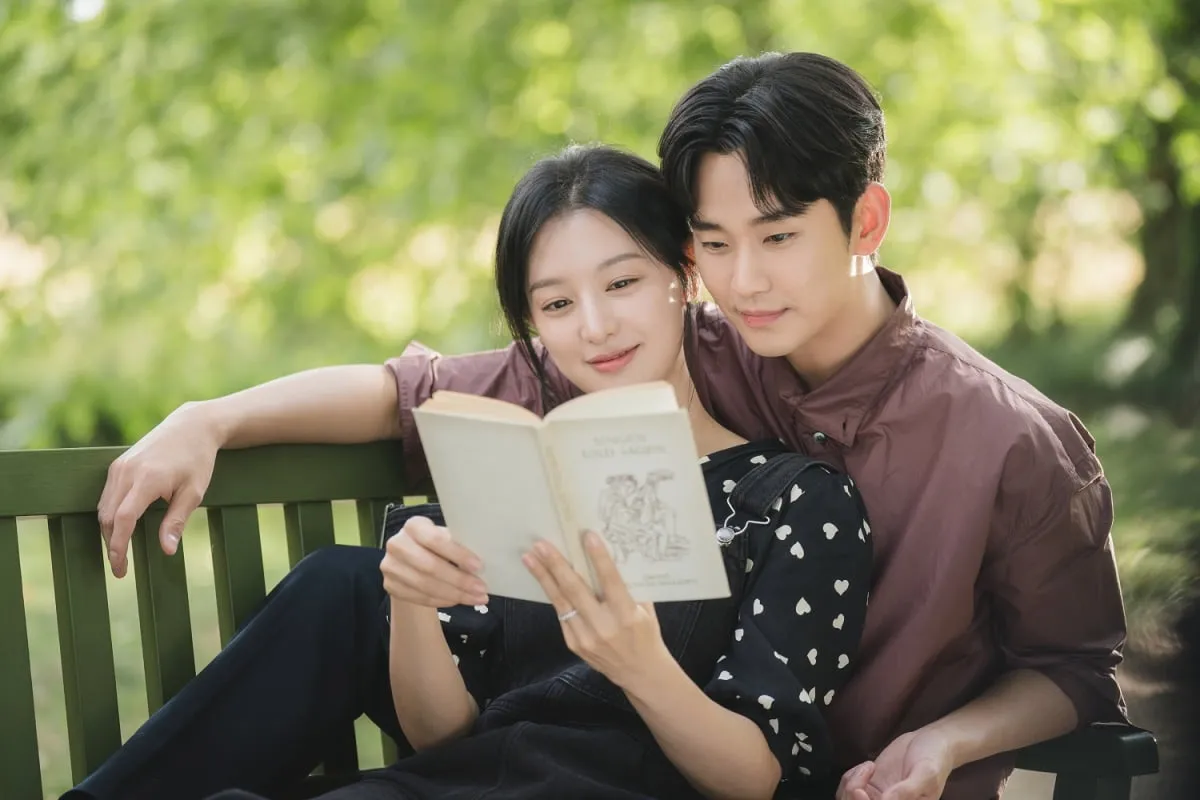 kim-soo-hyun-lo-anh-than-mat-voi-kim-sae-ron-luc-nua-dem-11