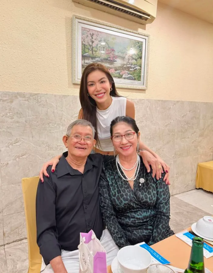 vi-sao-minh-tu-viet-ten-nguoi-bo-da-mat-len-thiep-cuoi-2