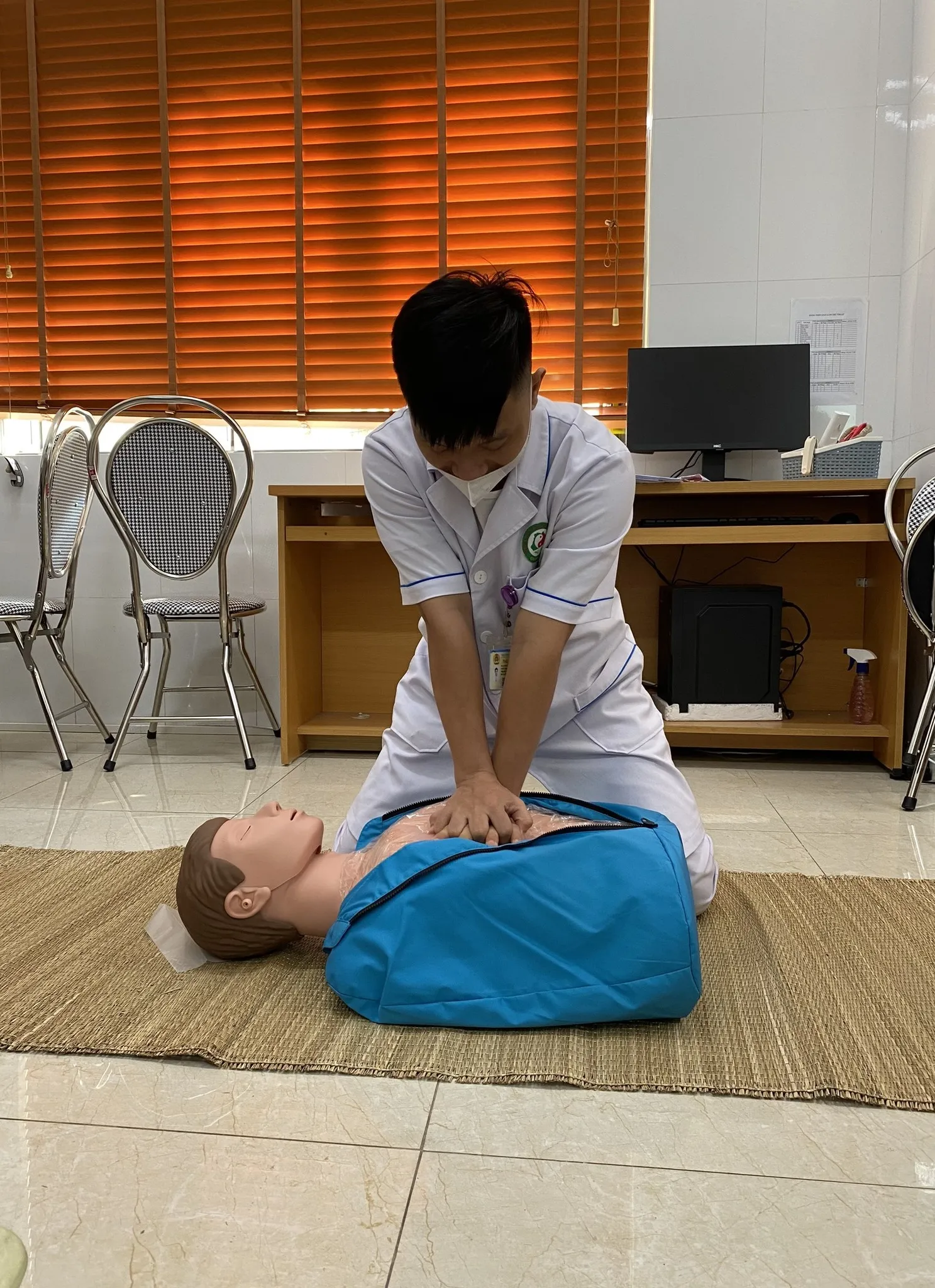 clip-nu-dieu-duong-a9-bach-mai-cuu-du-khach-ngung-tim-ke-lai-su-viec-11