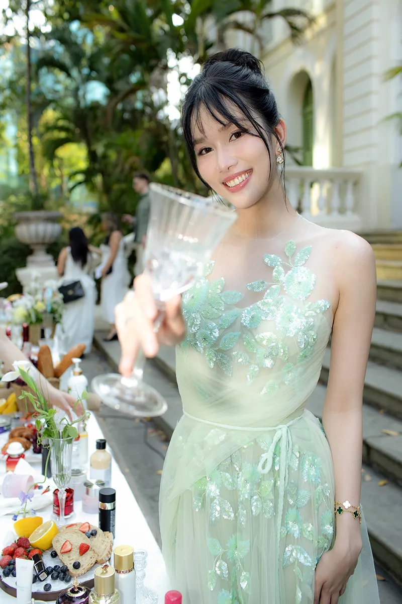 Á Hậu Phương Anh