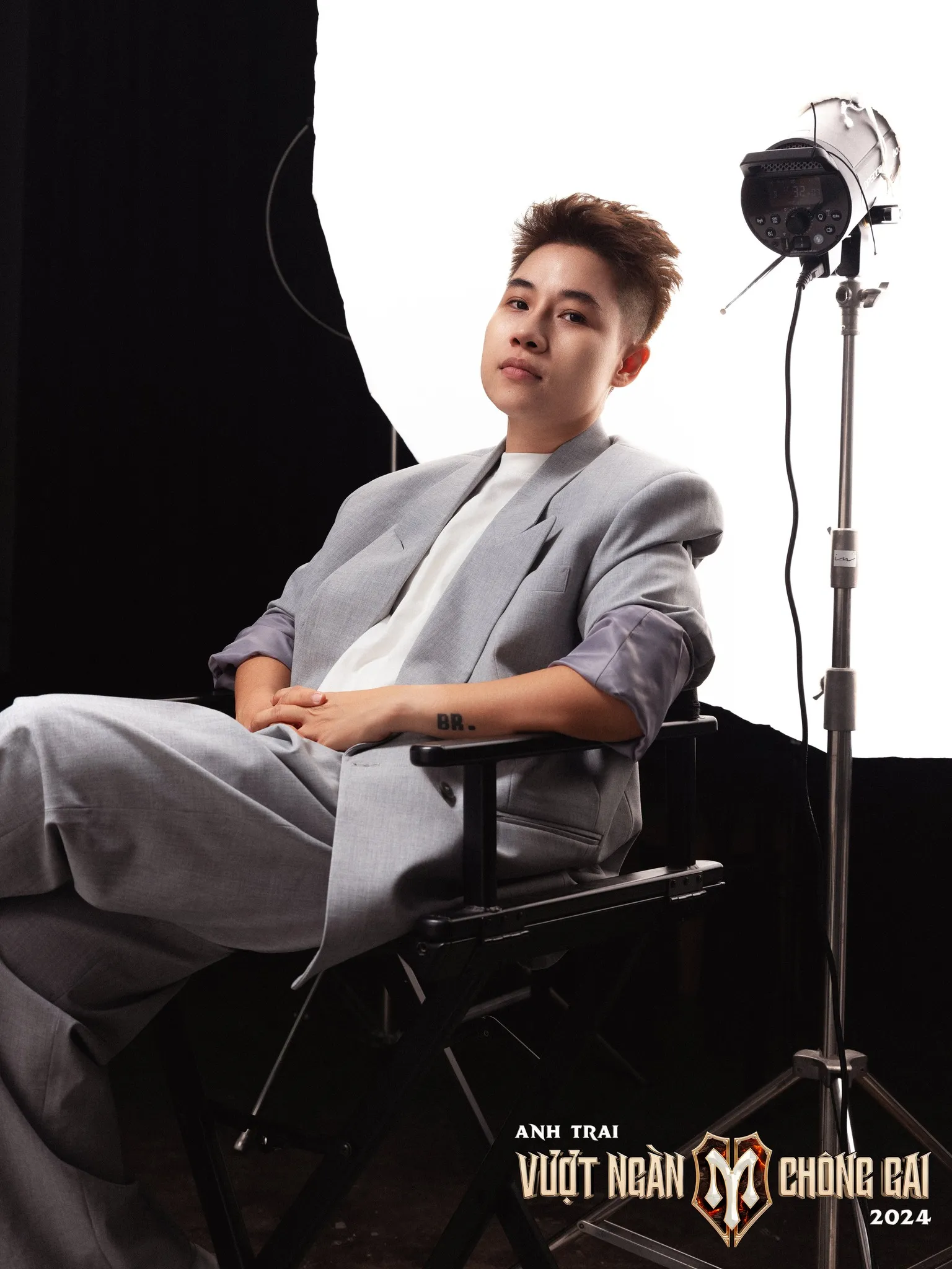 anh-trai-vuot-ngan-chong-gai-khong-phai-ban-nam-cua-chi-dep-2023-1