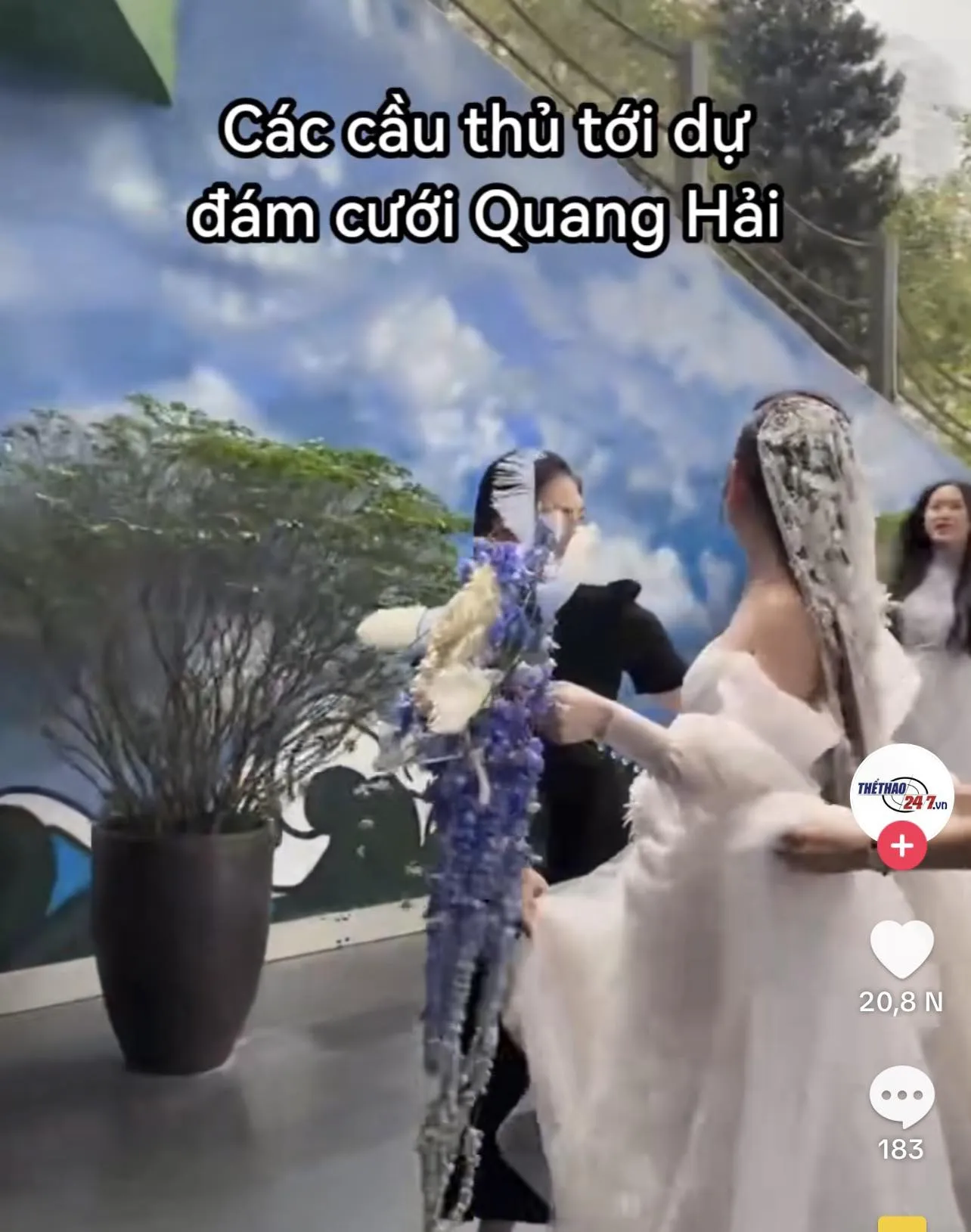 chu-thanh-huyen-co-thai-do-the-nao-khi-di-ben-canh-doan-hai-my-5