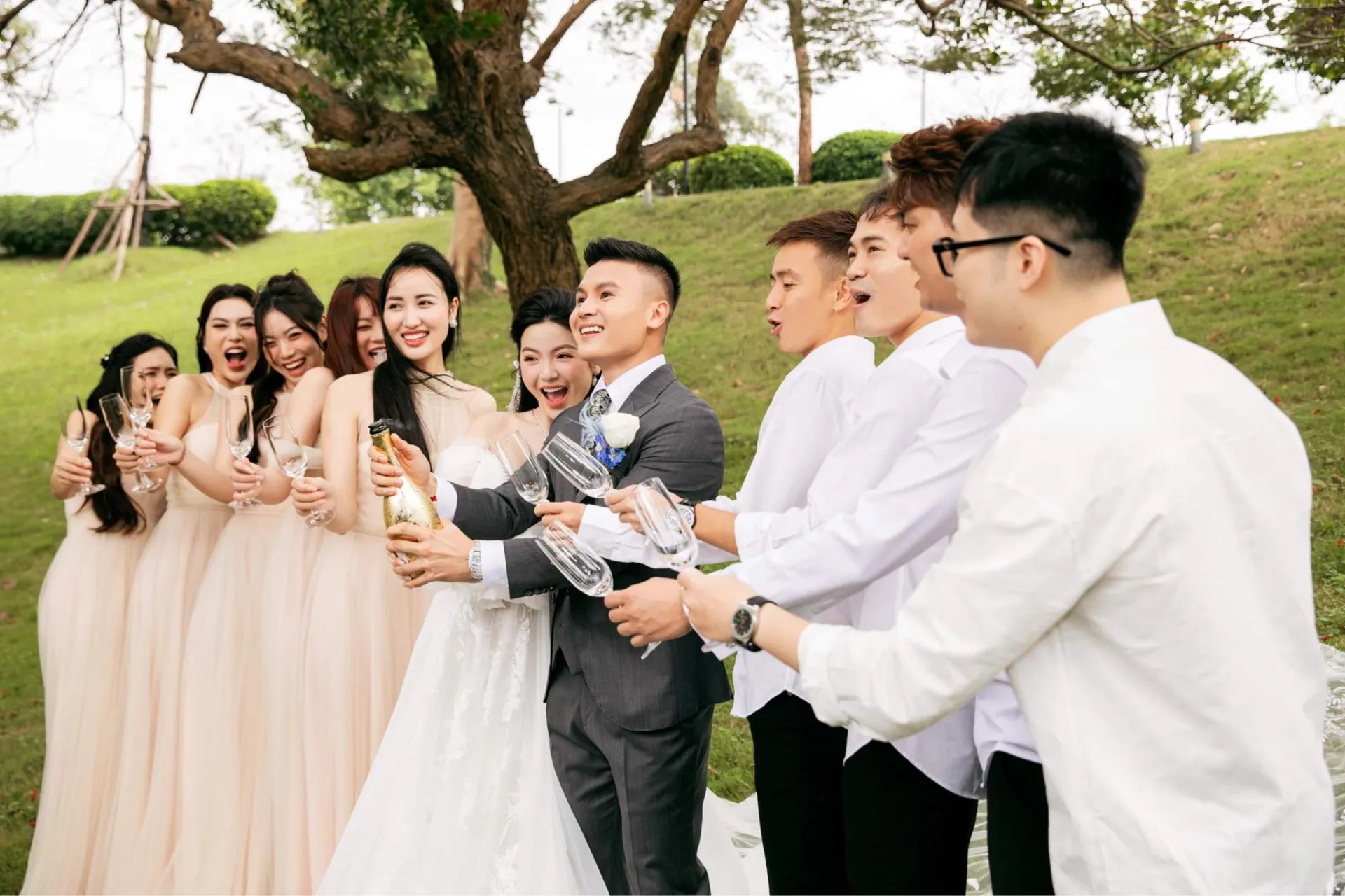 chu-thanh-huyen-co-thai-do-the-nao-khi-di-ben-canh-doan-hai-my-8