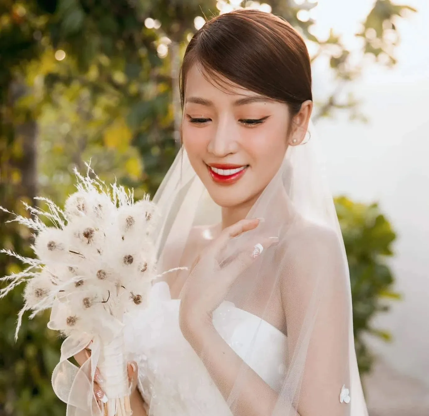 nhung-bo-hoa-cuoi-dat-nhat-cua-sao-viet-len-den-gan-30-trieu-12