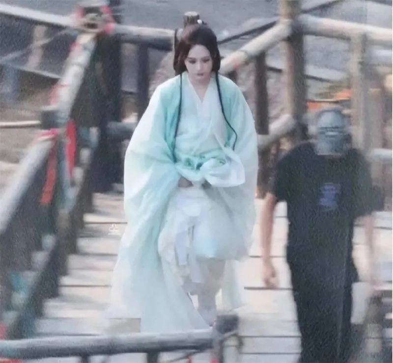 chi-pu-mac-do-co-trang-quay-phim-hoa-ngu-thuc-hu-the-nao-4