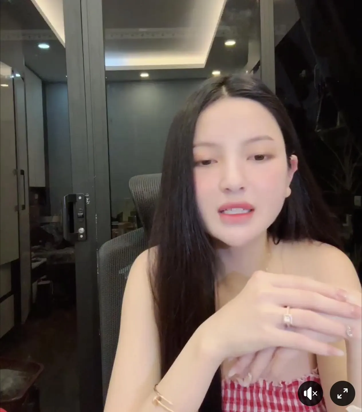 chu-thanh-huyen-phu-nhan-tung-co-1-doi-chong-4