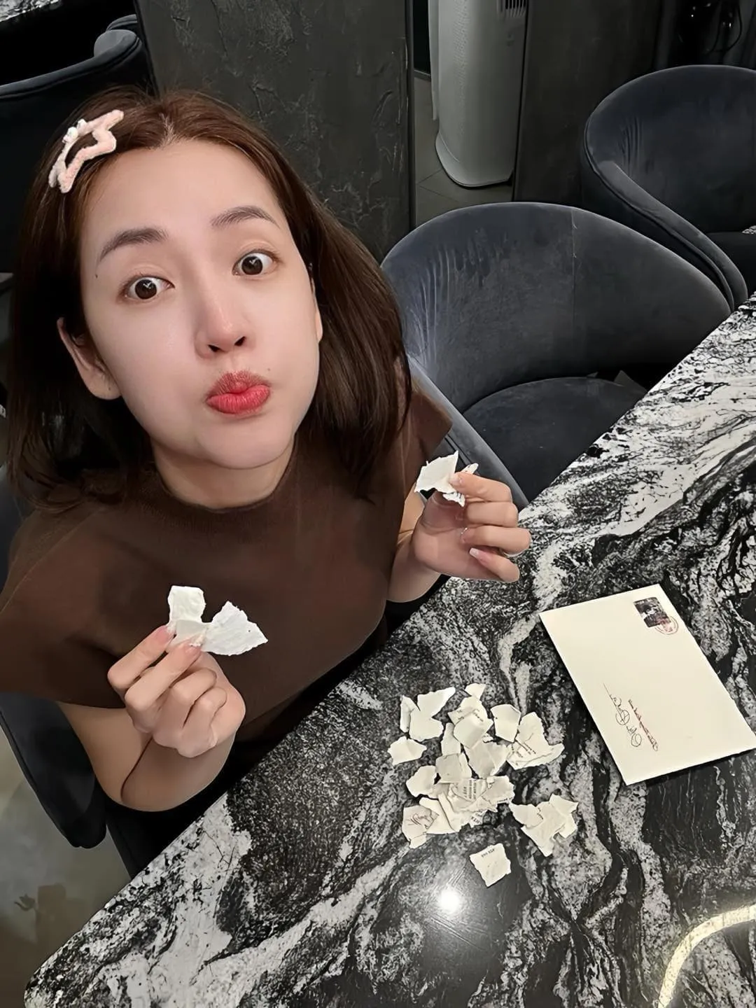 cap-sao-nu-vbiz-tung-rat-than-nay-tranh-mat-nhau-o-dam-cuoi-minh-tu-10