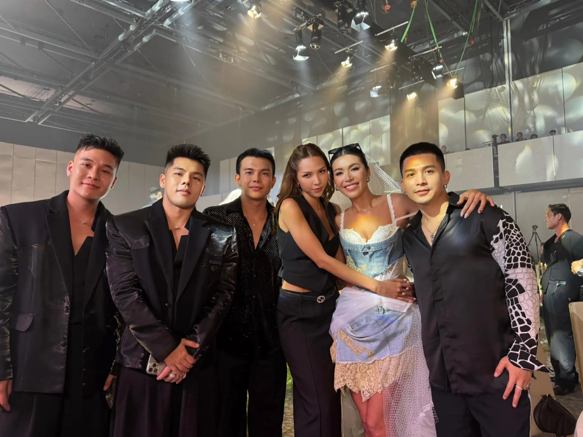 cap-sao-nu-vbiz-tung-rat-than-nay-tranh-mat-nhau-o-dam-cuoi-minh-tu-5