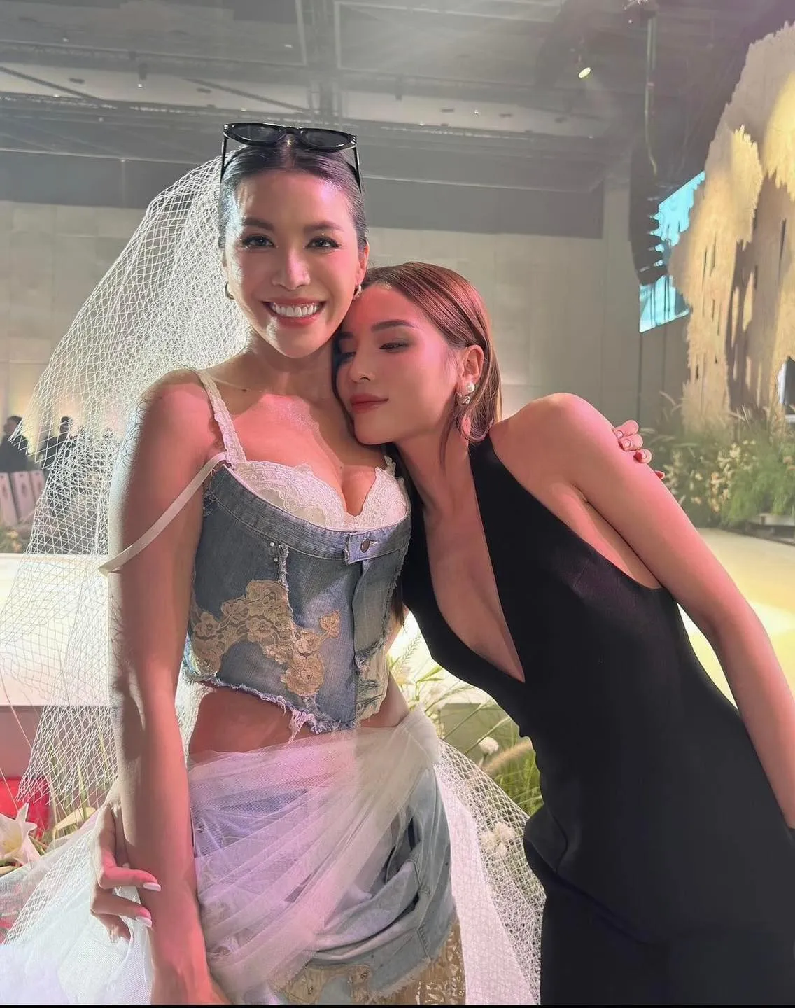 cap-sao-nu-vbiz-tung-rat-than-nay-tranh-mat-nhau-o-dam-cuoi-minh-tu-8