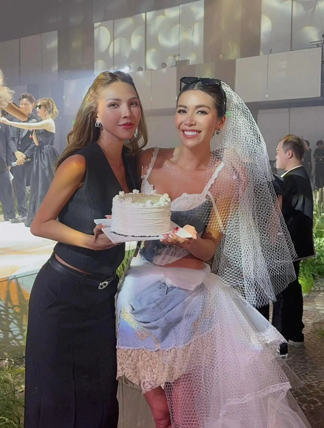 cap-sao-nu-vbiz-tung-rat-than-nay-tranh-mat-nhau-o-dam-cuoi-minh-tu-9