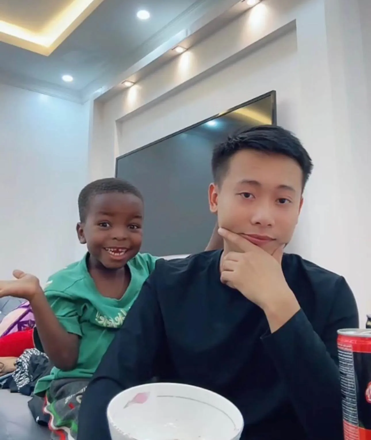 loi-con-bi-che-trach-khi-vua-den-san-bay-viet-nam-11