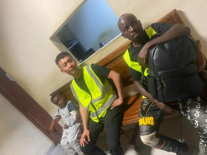 loi-con-bi-che-trach-khi-vua-den-san-bay-viet-nam-2