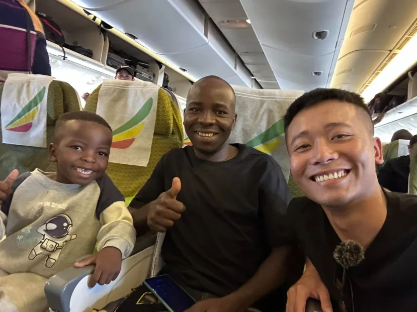 loi-con-bi-che-trach-khi-vua-den-san-bay-viet-nam-3