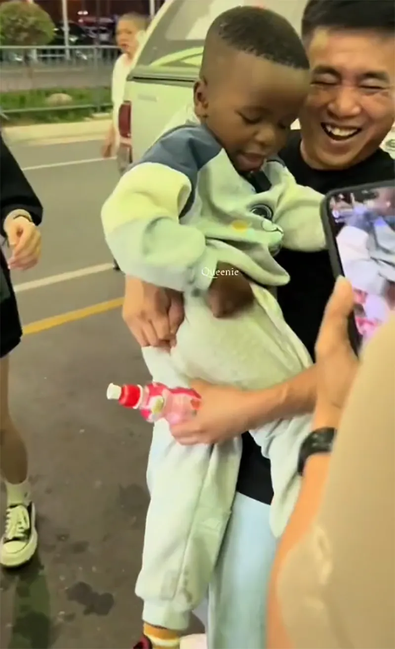 loi-con-bi-che-trach-khi-vua-den-san-bay-viet-nam-7