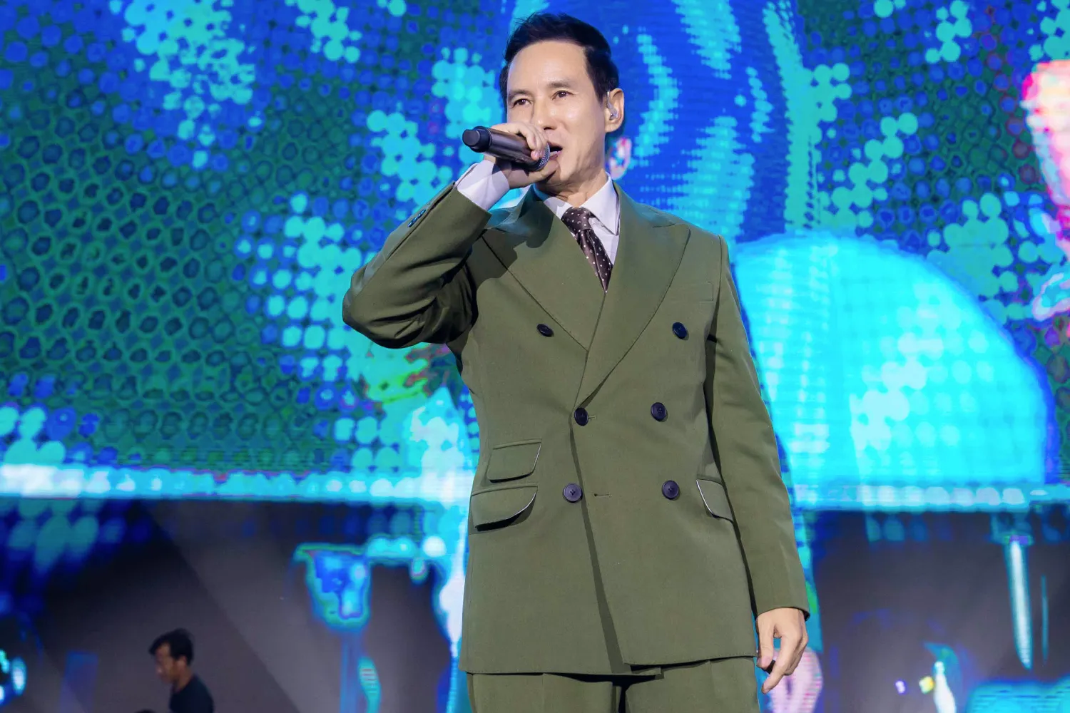 ly-hai-tiet-lo-tung-bi-bau-show-ngo-lo-giat-mic-vi-het-thoi-1
