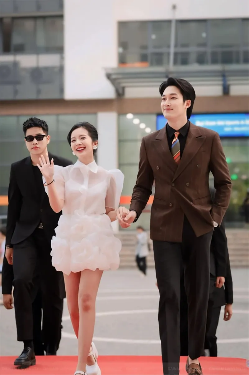 dinh-tu-lo-hint-hen-ho-voi-ban-gai-hot-girl-moi-phim-vtv-9