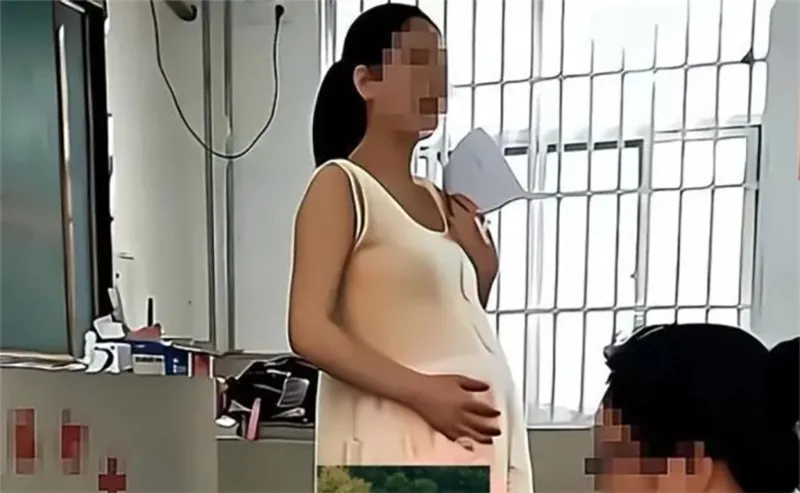 co-giao-mang-thai-bi-phu-huynh-chup-len-mang-khien-co-bi-ky-luat-1