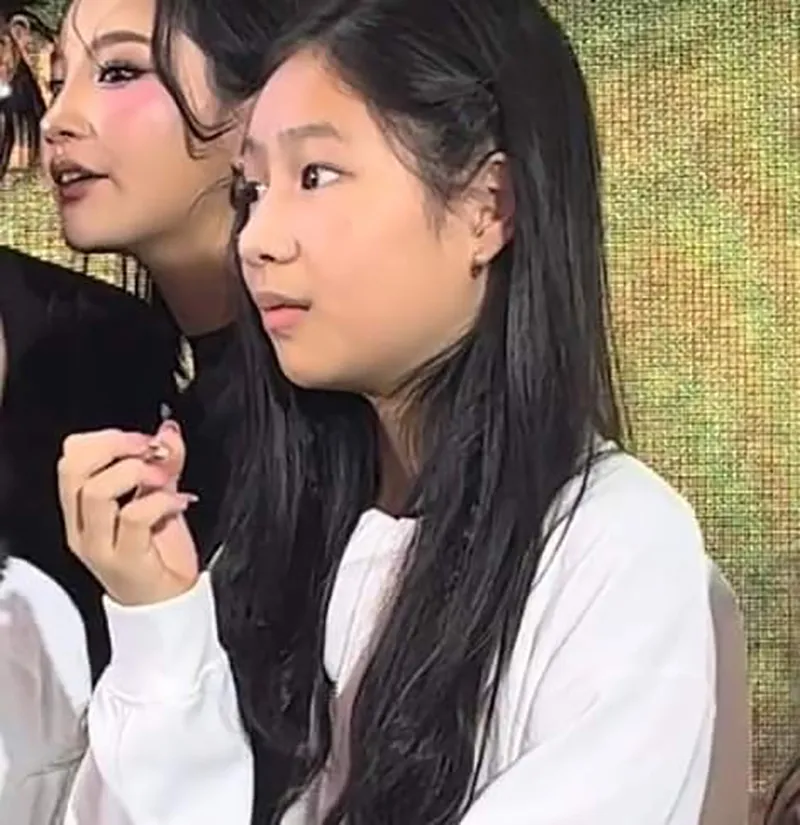 con-gai-ly-hai-gay-tranh-luan-khi-son-mong-tay-du-hop-bao-cua-bo-3