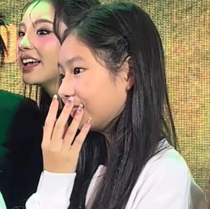 con-gai-ly-hai-gay-tranh-luan-khi-son-mong-tay-du-hop-bao-cua-bo-4