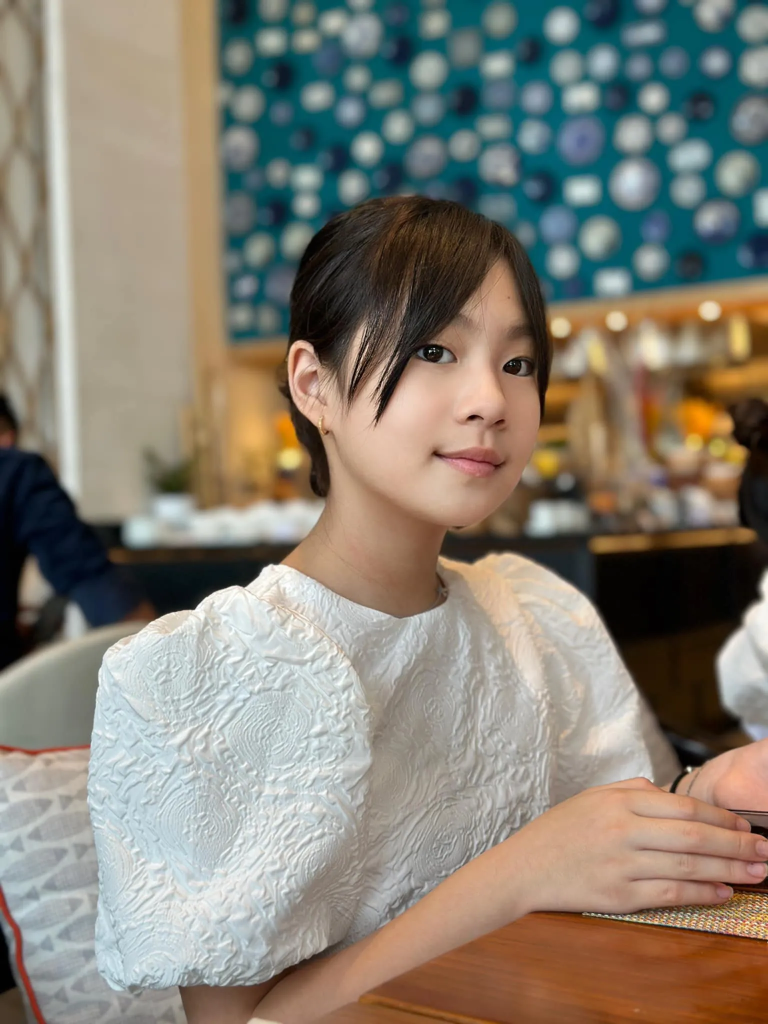 con-gai-ly-hai-gay-tranh-luan-khi-son-mong-tay-du-hop-bao-cua-bo-5