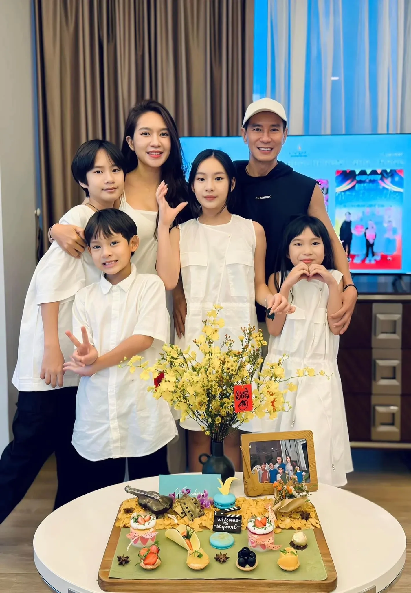 con-gai-ly-hai-gay-tranh-luan-khi-son-mong-tay-du-hop-bao-cua-bo-9