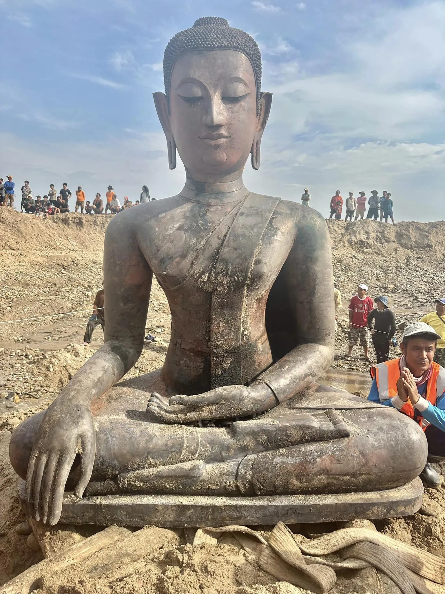 tim-thay-tuong-phat-1000-nam-tuoi-o-giua-song-me-kong-1